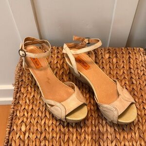 Ankle strap retro wedge sandle